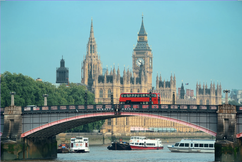 ロンドンのビッグベンと赤いバス - ロンドン観光名所