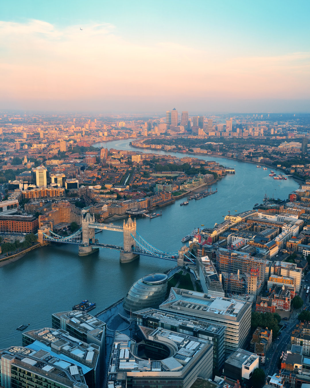 ロンドン市内の景色 - タワーブリッジとテムズ川
